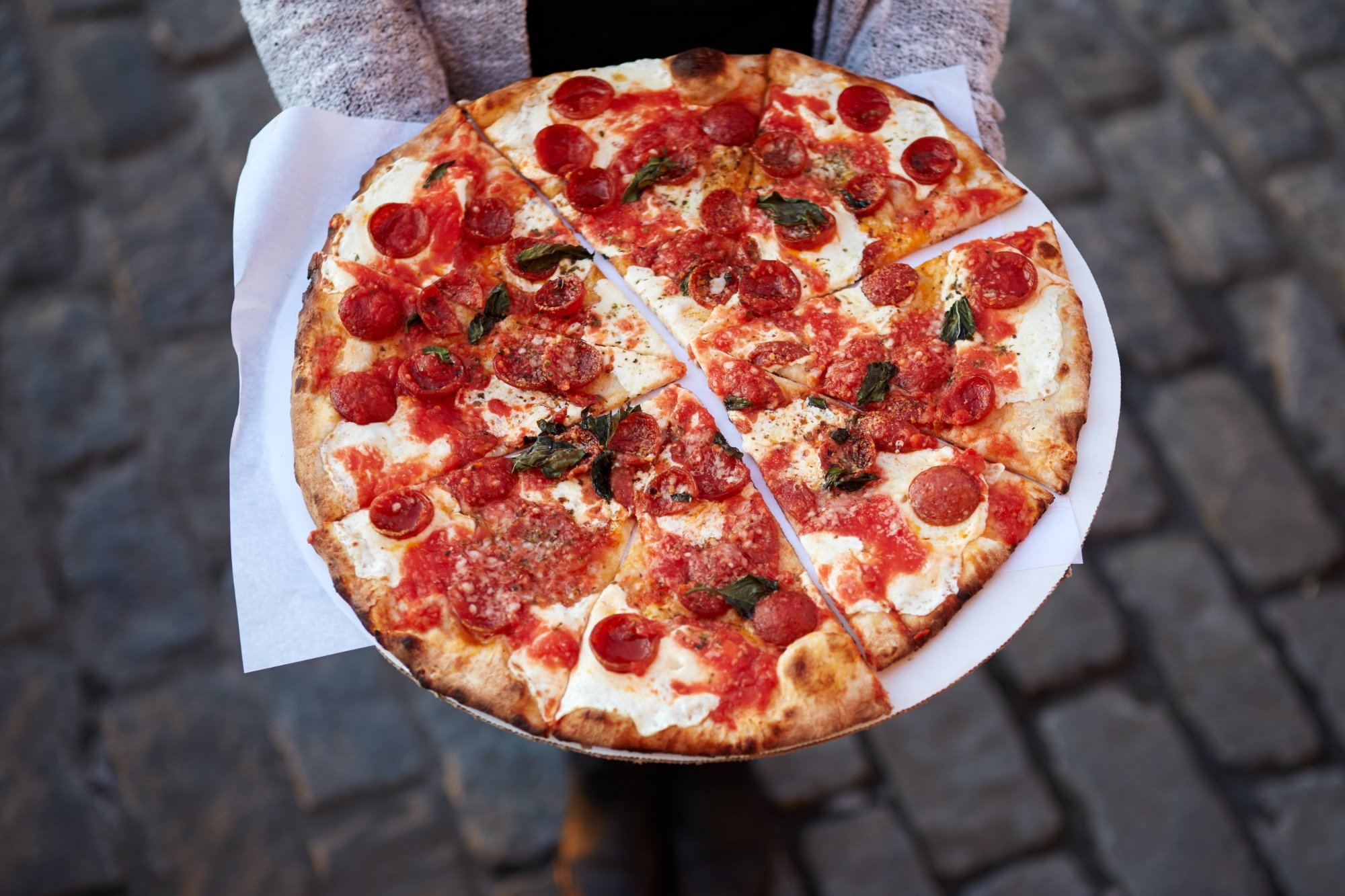 Фото пиццы пепперони на столе