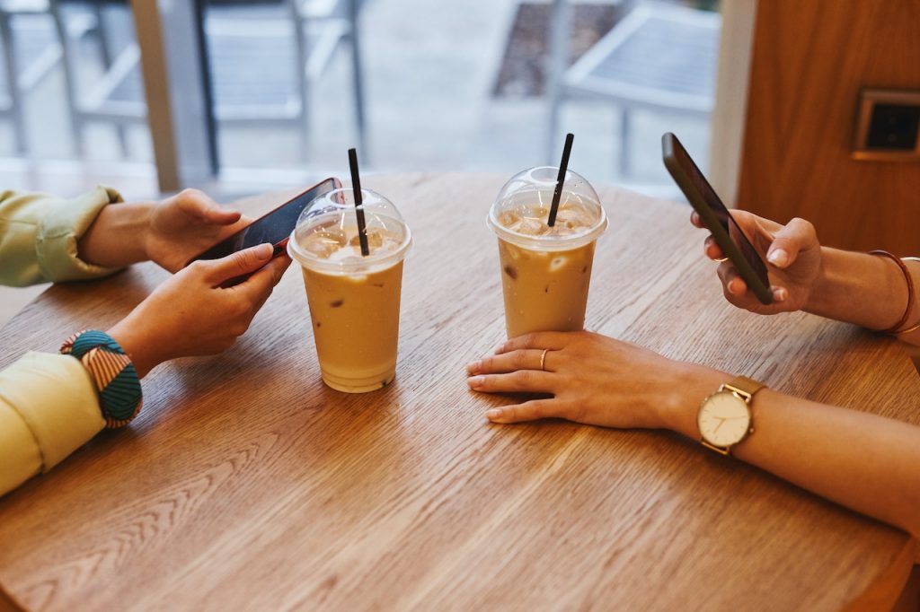 Embracing Sustainability: The Hidden Power of Ice Vending Machines in the HoReCa Sector | Modern Restaurant Management